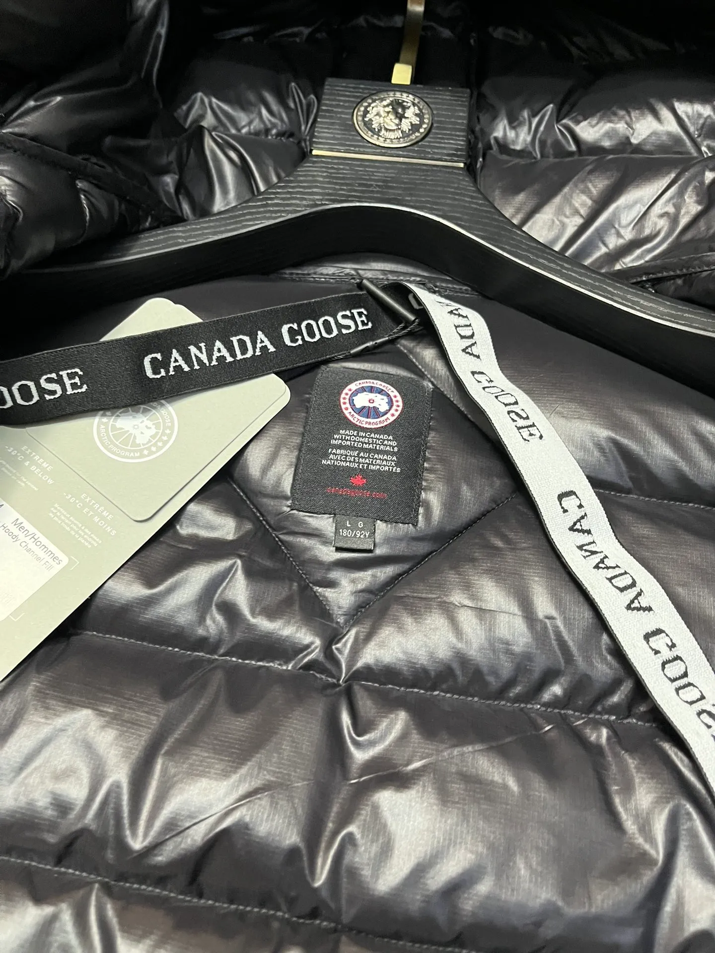 P860 Top 🔥purchase version 𝘾𝘼𝙉𝘼𝘿𝘼 𝙂𝙊𝙊𝙎𝙀/Canada Goose 2227 thin and light model. It’s super lightweight and doesn’t feel any weight on your upper body at all! Show more temperament‼  Canada Goose, a Canadian brand, has always been recognized as the warmest down jacket. Various Instagram celebrities, Internet celebrities, and celebrities often wear it for street photos. I make Canada Goose every year, but I still can’t get rid of my love for the goose. No matter how cold the winter is, there is no need to be afraid. Canada Goose is the legendary warmest down jacket and is known as a must-have for Arctic outdoor sports! The most popular down jacket in the world, celebrities are rushing to buy it, it is a must-have! Size: S-2XL Color: silver gray (red label) silver gray (black label), black (red label), black (black label), dark blue